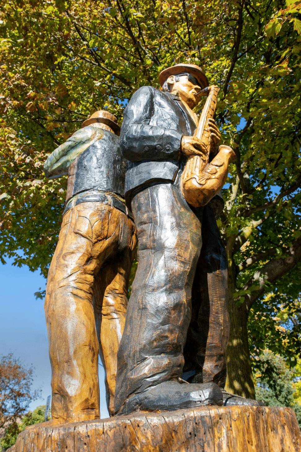 Tree sculpture of two jazz musicians.